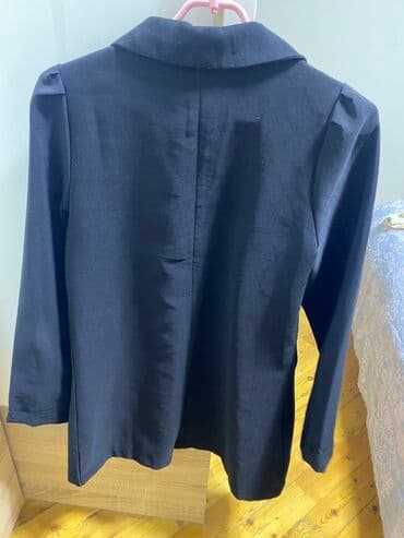 cins pencekler: Guess brendinin qara pencəyi. Bu pencək şık görünüşü ilə həm rəsmi — 5