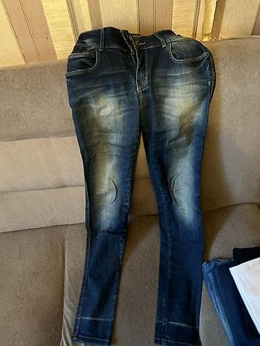 Müxtəlif rənglərdə və üslublarda qadın cins şalvarları — 1