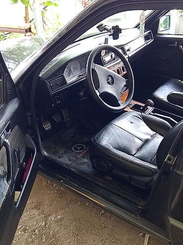 ucuz parca: Mercedes-Benz 190 (W201) sedan Xüsusiyyətlər: - Kuzov: sedan, qara — 5