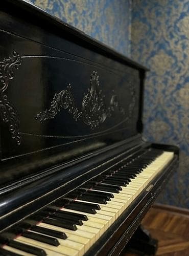 Upright piano – klassik qara rəngli, taxta korpuslu. Xüsusiyyətlər: - — 2