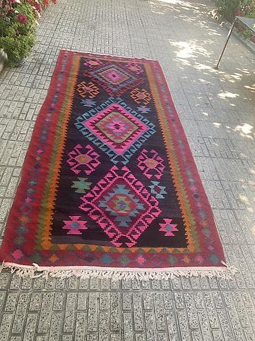 Uzunlugu 3m, eni 1,5 m olan kilim . El isidir cox gozeldir. Real