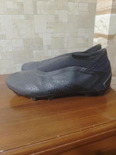Butslar: Futbol bufları – qazon üçün - Brend: adidas (altlıqda loqo görünür) - — 1
