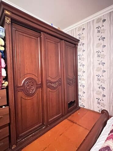 Masalar və oturacaqlar: Kupe, 3 qapılı Düz dolab, Şifonyer — 1