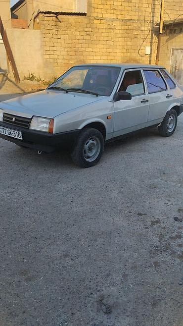 e39 guzgu: VAZ 21099, 4 qapılı sedan, gümüşü rəng. - Benzinlə işləyən ön — 1