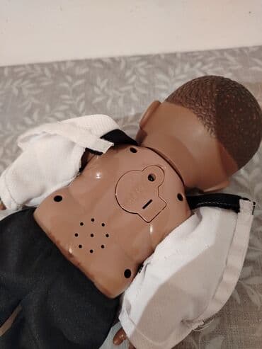 домики для кукол: Ağ və qara rəngli futbol geyimində, tünd dərili körpə kukla. Kuklanın — 2