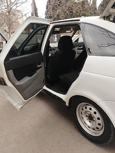 kia az: Ağ rəngli sedan avtomobil - Kuzov: 4 qapılı sedan, arxa hissədə — 6