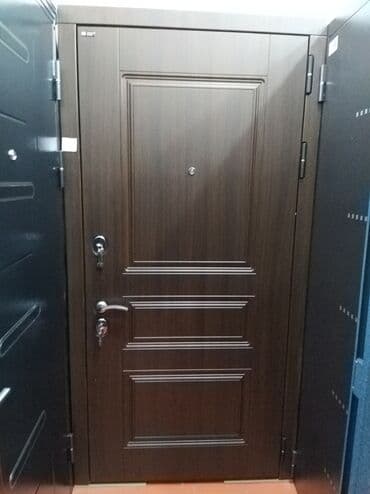 serf qapılar: Qəhvəyi rəngdə, taxta panellərlə bəzədilmiş, möhkəm metal qapı. Qapıda — 1