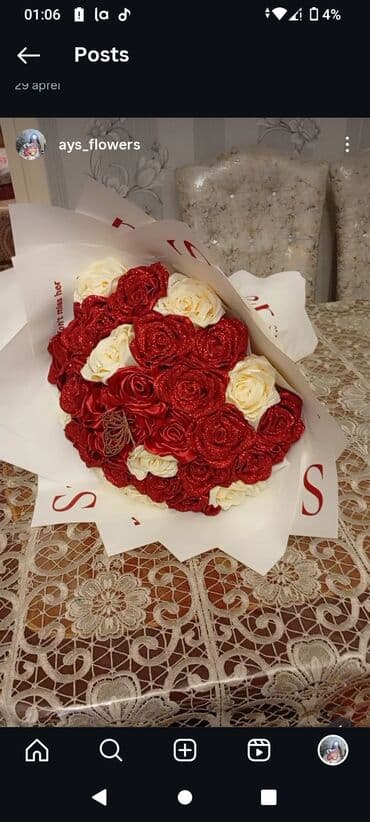 Dekorativ gül buketi, qırmızı və ağ rənglərdə hazırlanmış, parlaq