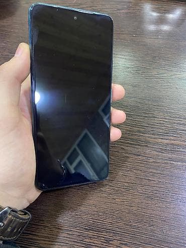 Smartfon – mavi gövdə, ön hissədə mərkəzdə punktual ön kamera dəliyi