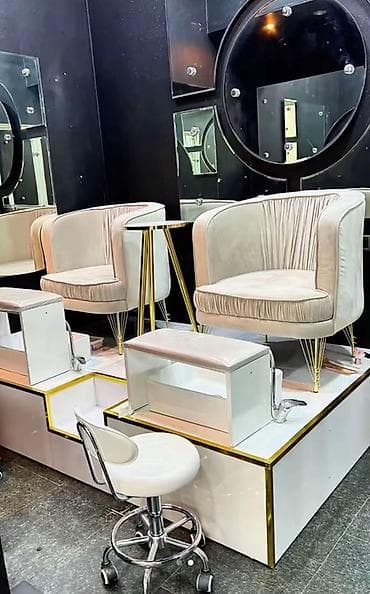 tibbi şkaf: Lüks salon kreslosu – velvet toxumalı, krem/şampan rəng palitrasında — 1