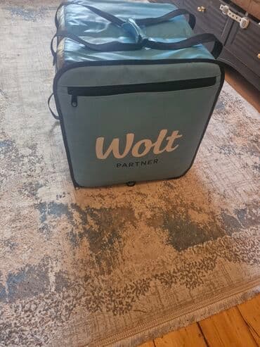 wolt cantaları: Mavi rəngdə Wolt çatdırılma çantası, qida və ya digər əşyaların — 3