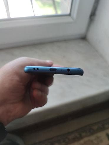 samsung galaxy note: Məhsul: Mavi rəngli smartfon Xüsusiyyətlər: - Korpus: nazik və yastı — 4