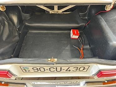teker 20: VAZ 2107 sedan – klassik ağ rəngdə, 4 qapılı. Xüsusiyyətlər: - Kuzov — 10