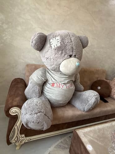 Plyuş ayı 160 sm boyunda mene Hediyye edilib ev kiçikdi yer tutur deye