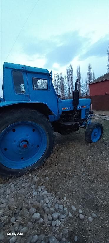 opel astra 1995: Mavi rəngli təkərli kənd təsərrüfatı traktoru. - Kabinli, ön və arxa — 5