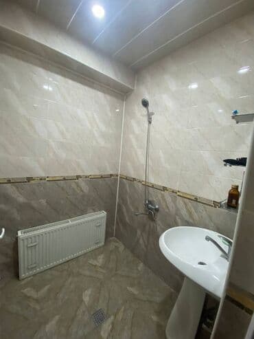 kiraye ev qarayevde: Gənclik m\s-nın düz yanında 5 mərtəbəli binanın 4-cü mərtəbəsində — 15