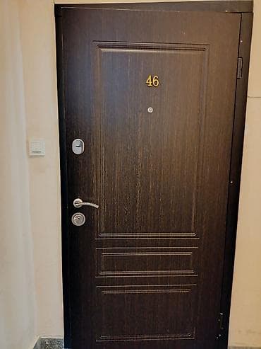 Divar kağızları, oboy: Dəmir giriş qapısı – klassik dizayn, tünd ağac teksturalı örtük — 3