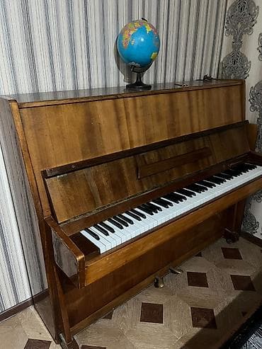 Ukraine pianino – klassik ağac korpuslu, parlaq lak örtüklü. - Tam