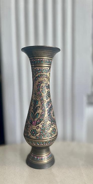 Bir vaza, Metal — 1