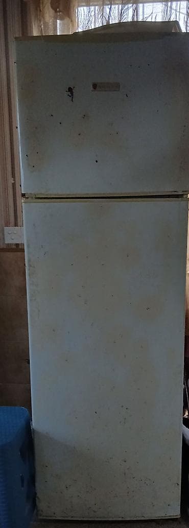 Soyuducu, iki qapılı (yuxarıda dondurucu, aşağıda əsas kamera). Korpus