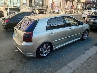 Toyota Corolla hatchback (E120). Gümüşü rəng, 5 qapı, 5 nəfərlik — 2