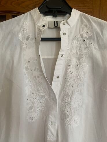 böyük ölçülü qadın tunikləri: Ağ rəngli, uzunqol, düyməli, zərif naxışlı tunik. Yüngül materialı — 3