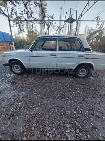 07 maşınlar: Ağ rəngli VAZ-2106 avtomobili. Avtomobilin dörd dairəvi fənəri, qara — 2