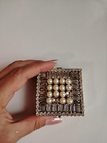 Kvadrat formalı dekorativ zərgərlik qutusu. Unvan: Montin (catdirilma