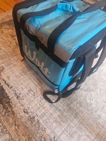 wolt cantaları: Mavi rəngdə Wolt çatdırılma çantası, qida və ya digər əşyaların — 2