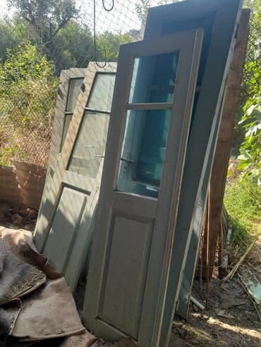 otağ qapı: Taxta pəncərələr, iki bölməli dizayna malikdir. Bu pəncərələr şüşəli — 2