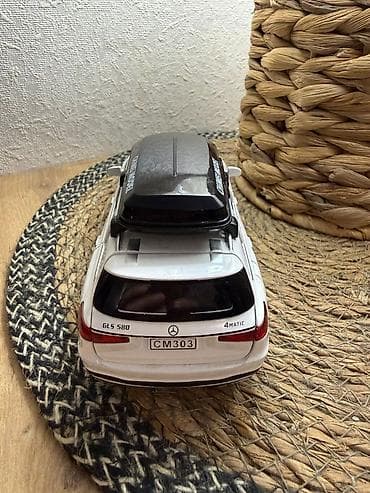 real gitara: Mercedes-Benz GLS modelinin metal oyuncaq maşını. Qapıları açılır — 5