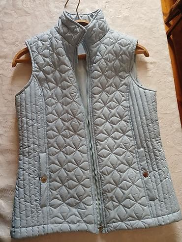Yüngül quilted qadın jileti - Rəng: açıq mavi (pastel ton) - Model