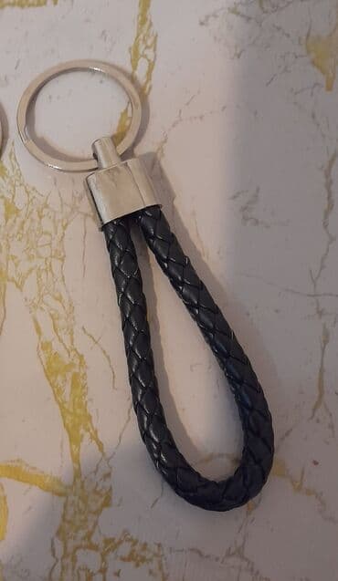 Deri materialdan olan acarliq(brelok).olcusu 9 sm.tezedir. Unvan