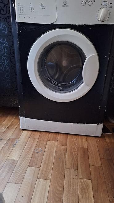 Indesit önyükləməli paltaryuyan maşın - Ön yükləmə, iri dairəvi şüşə