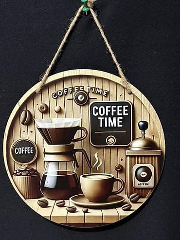 ev dekoru: Dekorativ asılqan lövhələr – “Coffee Time” və “Bourbon” temalı. İkisi — 2