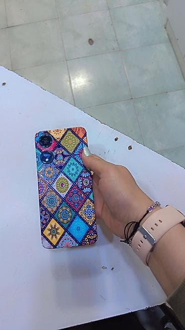 ps telefon: Rəngli naxışlı arxa örtüyə sahib smartfon - Ekran: tam ön paneli — 3