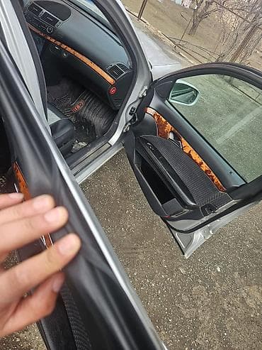 mercedes e: Mercedes-Benz E-Class W211 sedan, gümüşü rəng. - Kuzov: 4 qapılı — 5