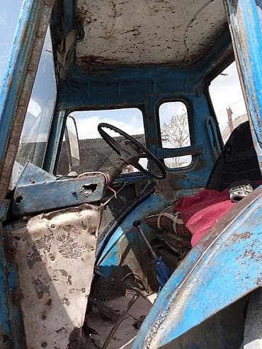 usaq uchun traktor: Mavi rənglitəkərl traktoru. Xüsusiyyət və detallar: - Dörd təkərli — 4