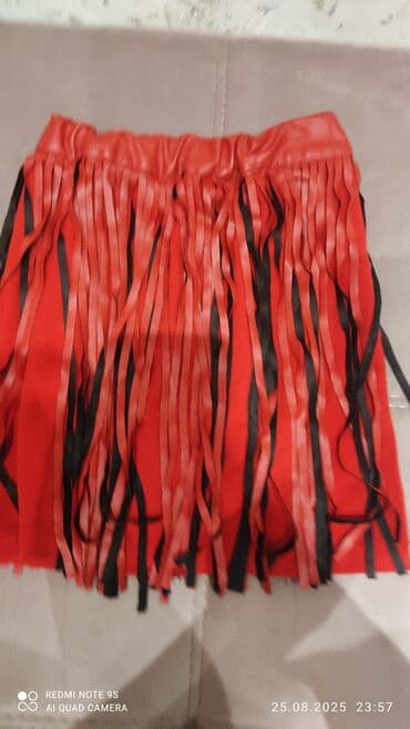 Ağ rəngli qadın qısa topu. Dairəvi yaxalı və qolsuz dizayna malikdir — 4