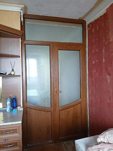 qapi avropa: Taxta görünümlü ikiqat otaq qapısı və üst transom pəncərə - Material — 2