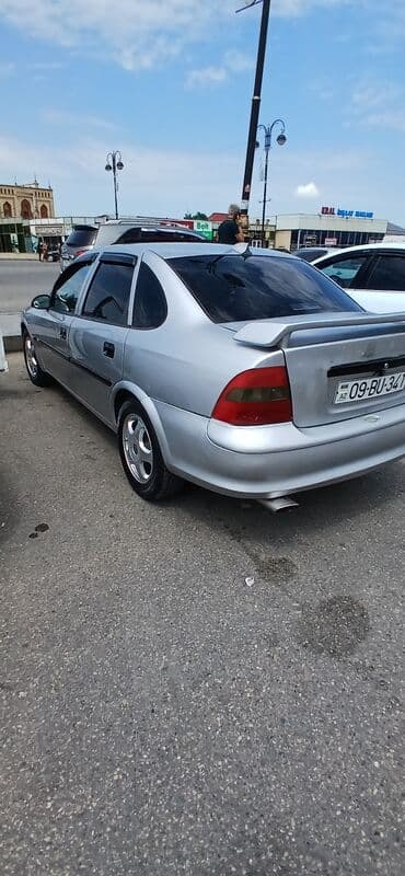i̇şlənmiş təkərlər 16: Opel Vectra B modeli, gümüşü rəngdə sedan kuzov tipinə malikdir — 2
