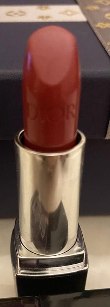 ballı bitkisel macun: Məhsul: Dior dodaq boyası biri 10 m original Təsvir: - Brend: Dior — 1