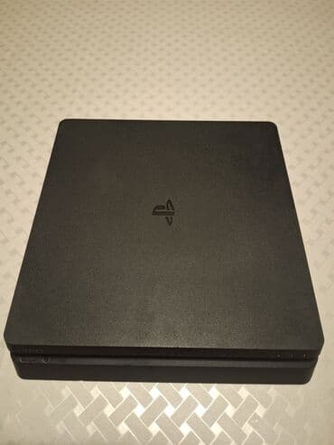 playstation az: Sony PlayStation 4 modeli 1 tb yaddas Ustündə bir pult ve Farcry 6 — 2