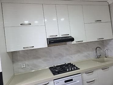 real qiz sekilleri: Ağ rəngli müasir mətbəx dəsti - Üst və alt dolablar: Parlaq ağ — 5