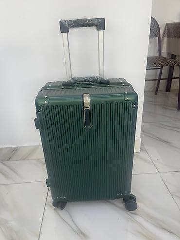 Sərnişin çamadanı – sərt korpuslu, tünd yaşıl rəngdə, şaquli xətli — 1