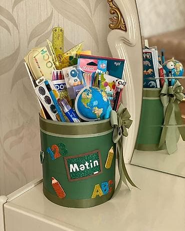 Ev və bağ: Şagirdlər üçün fərdi adla hazırlanmış hədiyyəlik məktəb dəsti - — 1