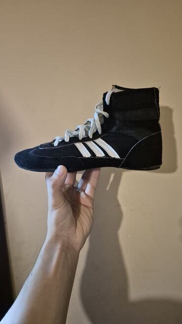 adidas different: Boks/kikboks üçün yüksəkgövdəli idman ayaqqabısı - Rəng: qara, ağ — 3