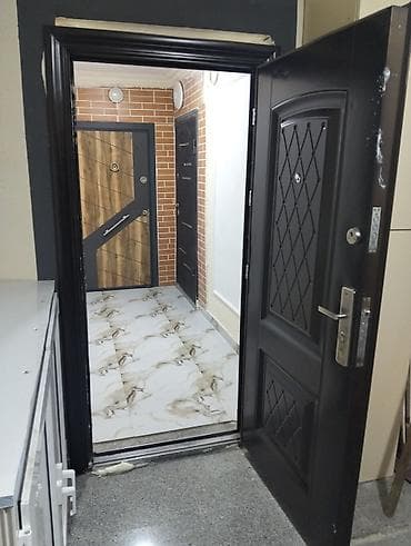 Tünd qəhvəyi rəngdə metal giriş qapısı. Qapı möhkəm konstruksiyaya və — 4