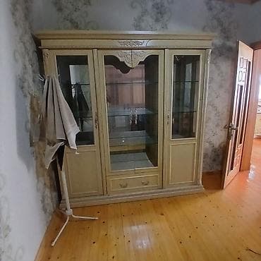 dolab dehliz: Klassik üslubda vitrin şkaf - Material: ağac karkas, şüşə qapılar və — 1