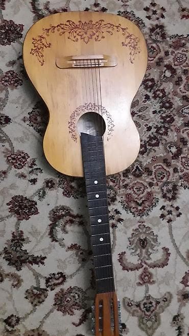 gitara aksesuar: Sovet istehsalı 7 simli rus gitarası - Korpus: yuxarı deka ağacdan — 7